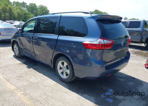 2017 Toyota Sienna Le 8 Passenger z USA, uszkodzony, nr VIN 5TDKZ3DC0HS771524